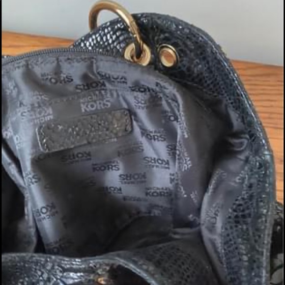 Authentic Michael Kors pockets book and large matching wallet - Picture 6 of 6